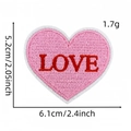 Vue détaillée du patch brodé en cœur rose avec texte LOVE rouge et bordure blanche - Love (Patch Cœur 22#)