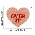 Détail de l'écusson brodé en cœur montrant les dimensions 5,2cm x 6,1cm et la texture - Over It (Patch Cœur 23#)