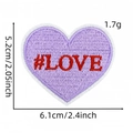 Détail macro d'un écusson cœur brodé violet avec texte LOVE rouge et dimensions - #Love (Patch Cœur 24#)
