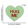 Détail de l'écusson cœur Hug Me avec mesures 5.2cm x 6.1cm sur fond blanc pur - Hug Me (Patch Cœur 25#)