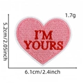 Détail de l'écusson brodé en cœur avec texte I'M YOURS et dimensions précises - I'm Yours (Patch Cœur 32#)