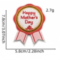 Gedetailleerd borduurwerk van Moederdag medaille patch met roos en tekst op wit - Stijl 1