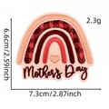Detail van regenboog geborduurde strijkpatch met hart en Moederdag-tekst - Stijl 2