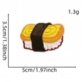 Detalle de parche bordado de sushi tamago con medidas 3,5 cm x 5 cm para decoración DIY - Parche Comida 2# (Tamago Sushi)