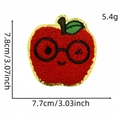 Detail eines roten Apfel-Chenille-Patches mit Goldpailletten und Maßen 7,8cm Stickerei - Zwinkernder Roter Apfel / Lernpatch 3#