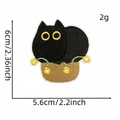 Detail van de geborduurde zwarte kat in mandje met afmetingen van 6 cm x 5,6 cm - Zwarte Kat Patch 1#