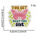 Roze geborduurde vlinder patch met motiverende tekst en groene sterren versiering - Roze Vlinder You Get What You Give (#1)