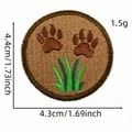Toppa ricamata rotonda con impronte di animali marroni e dettagli in erba verde - Stile Impronte Animali (AZ2507E5-2-1#)