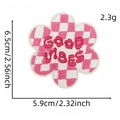 Geborduurde patch bloemvorm roze ruitjes Good Vibes voor kleding decoratie 6,5cm - Roze Wit Geblokte Bloem Good Vibes (#3)