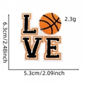Toppa ricamata basket LOVE con lettere nere e bordo arancione, altezza di 6,3 centimetri - Stile Lettera LOVE