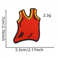 Toppa ricamata a forma di maglia da basket rossa con bordo giallo e misure mostrate - Stile Maglia