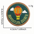 Patch ricamata rotonda Adventure Seeker con motivo di mongolfiera e nuvole - Stile Avventura in Mongolfiera (AZ2507E5-2-6#)
