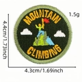 Toppa ricamata a tema montagna con escursionista in cima con bandiera rossa - Stile Scalatore di Montagna (AZ2507E5-2-10#)