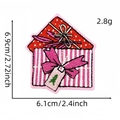 Toppa ricamata a forma di scatola regalo con pois rossi e fiocco rosa, 6,9x6,1 cm - Scatola Regalo a Pois (34#)