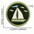Patch rotonda ricamata con barca a vela bianca e bandiera blu su sfondo verde - Stile Barca a Vela (AZ2507E5-2-13#)