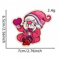 Patch ricamata con gnomo rosa e cuore per bagagli e borracce, misura 6,5x7cm - Gnomo con Cappello Viola (39#)