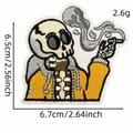 Bestickter Totenkopf-Aufnäher in gelbem Hoodie mit Rauchmotiv, 6,7 cm x 6,5 cm - Cartoon Skelett 3# (AZ2508G8-4)