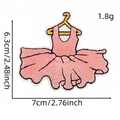Rosafarbener Ballett-Tutu-Stickaufnäher mit gelbem Kleiderbügel und weißem Rand - Rosa Ballettkleid Stil (4#)