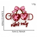 Toppa ricamata ciliegia rosa con scritta 'Good Vibes Only' misura 7x5,5 cm - Stile Cherry Vibes (Toppa Inglese Rosa 3#)