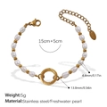 Goldenes Edelstahlarmband mit Süßwasserperlen und einem zentralen Metallring-Detail - Süßwasserperle Geschlossener Ring Armband (SL176WEG)