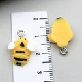 Pendentif abeille en résine rayée jaune et noir pour la création de bijoux DIY - Abeille en Résine Jaune Moyenne (24117)