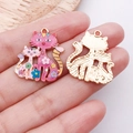 Vue détaillée avant et arrière d'un pendentif chat en émail avec motifs floraux - Rose Vif (24896)