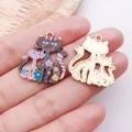 Mignon pendentif chat en émail gris et violet avec motif floral et dos en métal doré - Noir (24897)