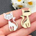 Détail d'un pendentif chat en émail avec couronne florale et dos doré poli brillant - Chat Raton Laveur Blanc Rose (22645)