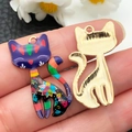 Gros plan d'un pendentif chat en émail violet avec motif floral et cadre doré creux - Chat Raton Laveur Imprimé Violet (22646)