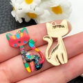 Détails de pendentifs chat en émail coloré avec bases en métal doré poli et motifs floraux fins - Chat Raton Laveur Imprimé Rouge (22648)