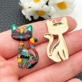 Détail montrant l'avant et l'arrière de deux pendentifs chats en émail pour bijoux DIY - Chat Raton Laveur Noir Vert (22649)