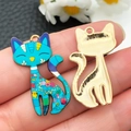 Détail d'un pendentif chat en émail coloré avec motifs floraux et dos en métal doré poli - Chat Raton Laveur Imprimé Bleu (22650)