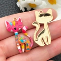 Gros plan de pendentifs chat en émail avec motifs floraux colorés et dos en métal doré - Chat Renard Imprimé Rose (22651)