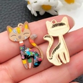Détail d'un pendentif chat en émail coloré avec motif floral et dos en métal doré - Chat Raton Laveur Imprimé Marron (22644)