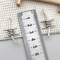 Vista detallada del colgante de corazón con espinas de plata mostrando el tamaño 35mm - Estilo de Cuerda de Espinas Herramienta (22282)