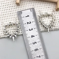 Detalle de dijes de corazón con espinas mostrando el tamaño de 35 mm con una regla - Estilo de Corazón de Toro de Espinas (22283)
