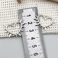 Vista detallada de dijes de corazón con espinas plateados con regla para joyería DIY - Estilo de Corazón de Espinas (22284)