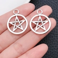 Detalle macro de colgante de pentagrama en plata antigua sobre cuero oscuro para joyería DIY - Estilo Pentagrama Redondo Hueco Clásico (6931)