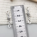 Detalle de colgante corazón espinas plateado con regla mostrando medida de 33 mm - Estilo de Espina Pequeña (13906)