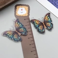 Detailansicht bunter Acryl-Schmetterlingsanhänger 4,5 cm mit praktischen Aufhängelöchern - Bemalter Schmetterling (24010)