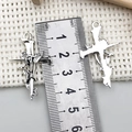 Colgantes de cruz gótica plateada con diseño de rosa y espinas, largo de 48 mm - Estilo de Cruz de Rosa de Espinas (19257)