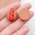 Handgemaakte hars hotdog bedel met mosterd en metalen ringetje voor DIY sieraden maken - Hotdog Broodje (17082) / 1 Stuk Verpakking (17X25mm) / Lichtkoffie