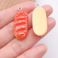 Realistische sushi hanger van hars met zalmtextuur en een zilveren metalen ringetje - Crème Lang Brood Stijl (17083) / 1 Stuk (11x32mm) / Oranje