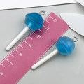 Détail des pendentifs sucettes en résine bleue avec une règle indiquant la taille 55mm - Sucette Résine Transparent Bleu (24175)
