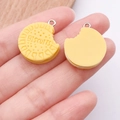 Paar hars biscuit hangers met bijtsporen en zilveren lussen voor DIY-sieraden maken - Letter Sandwich Biscuit Stijl (23821) / 1 Stuk (23x19x5mm) / Geel