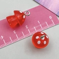 Colgante de hongo de resina luminosa medido con regla para creación de joyas personalizadas - Seta Luminosa Roja con Brillo