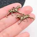 Détail de breloques chiens en bronze vintage pour bijoux DIY montrant l'échelle réelle - Style de Chien Tacheté Marchant en Bronze Antique (20581)
