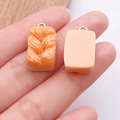Hars brood en toast bedeltjes voor DIY sieraden met zilveren ringetjes - Toast Gescheurd Brood (24639) / 1 Stuk (21x13x10mm) / Geel
