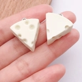 Set van twee crème kleurige hars kaasbedeltjes met zilveren lussen voor DIY sieraden maken - Driehoekige Kaas (24650) / 1 Stuk (22x18x11mm) / crème