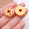 Hars donut hanger in oranje met hagelslag en zilveren ring voor DIY sieraden maken - Ronde Donut Stijl (17186) / 1 Stuk (18x21mm) / Geel